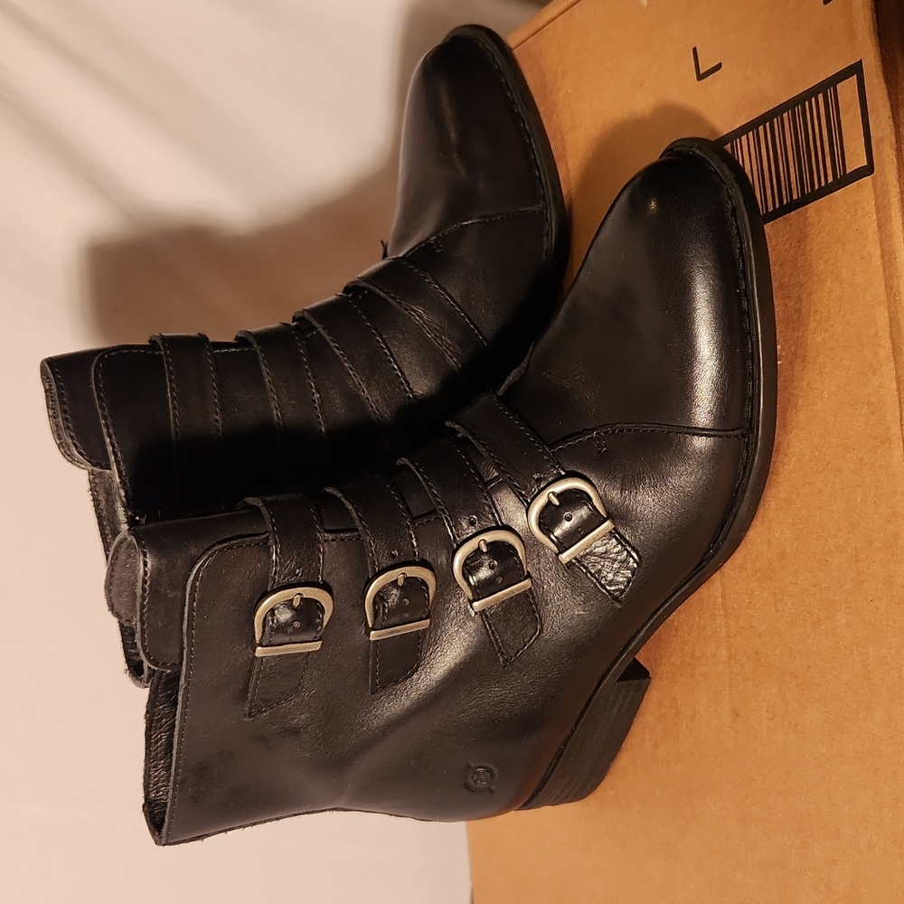 Born Cardi Strappy Buckle Black booties Preowned Great condition Size 9M